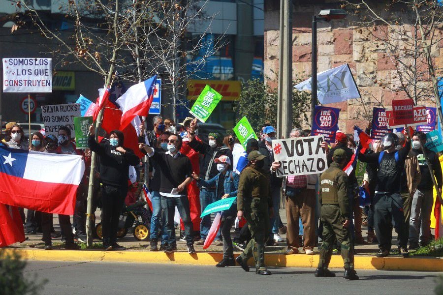 Difunden golpiza de adherentes del Rechazo a joven en Las Condes