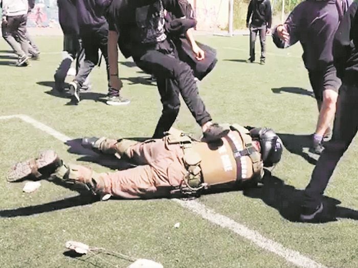 Carabinero contó minutos del terror tras agresión: "Traté de pararme, pero la  furia de los atacantes me lo impidió"