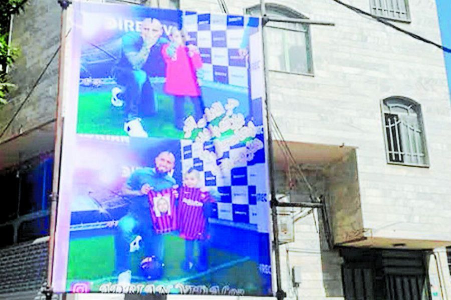 La buena onda de Arturo Vidal ya es gigantografía en Irán