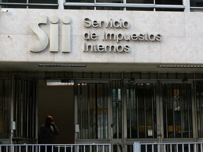 Hija lo denunció por Facebook: subdirector del SII deja su cargo por presunto abuso sexual