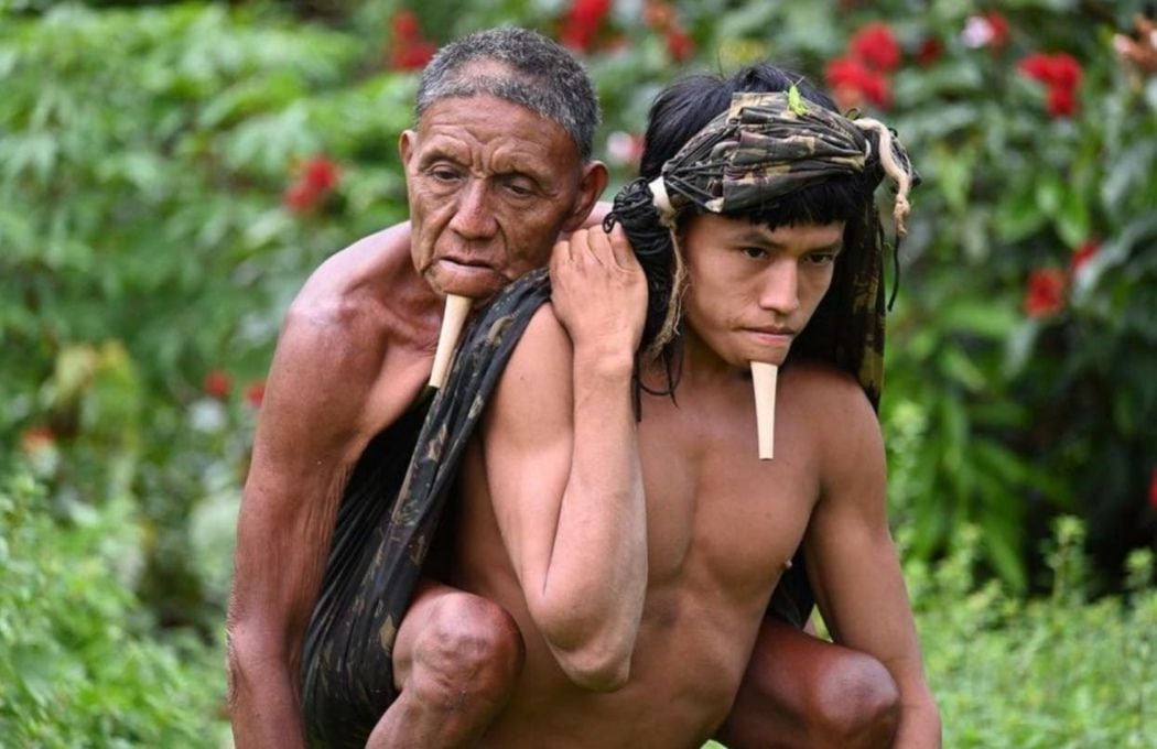 Joven carga a su padre. FOTO: Erik Jennings