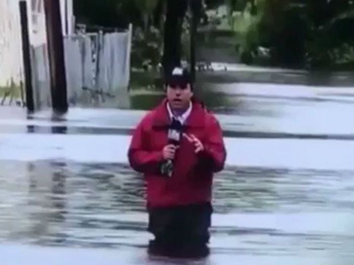 [Video] Otro más: periodista se convierte en viral por huracán Florence