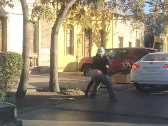 Video muestra pelea entre ciclista y conductor en plena calle