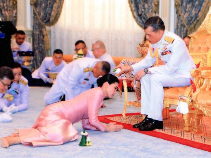 Rey de Tailandia se casó con su guardaespaldas en una polémica ceremonia que califican de "machista"