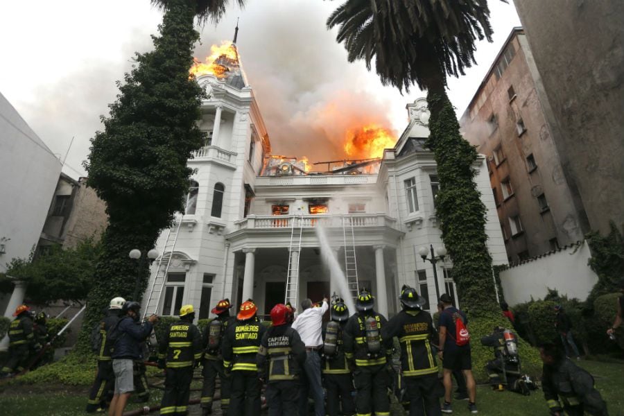 Se registra gigantesco incendio en Universidad Pedro de Valdivia