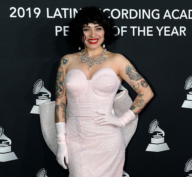 Mon Laferte ganó Grammy y dedicó mensaje a Chile: "Me dueles por dentro"