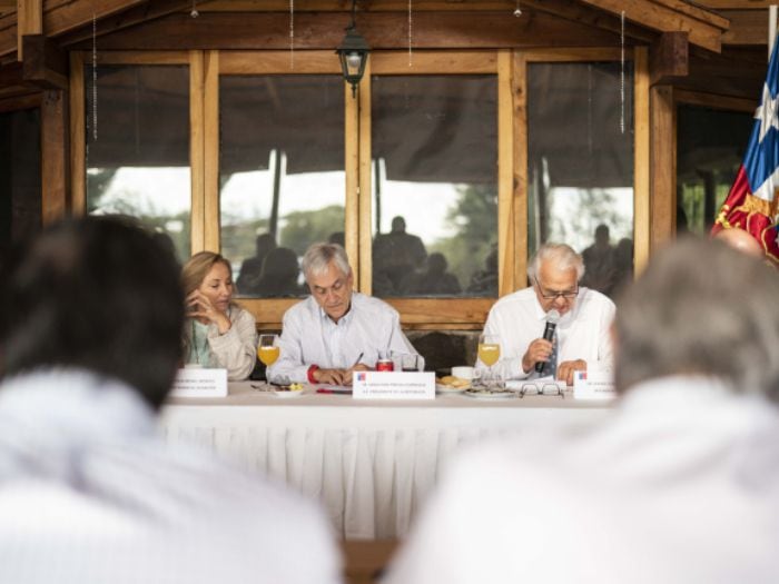 Piñera apareció por Puerto Montt revisando obras y dirigiendo reunión del Gore