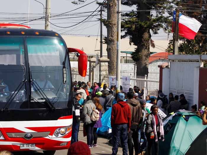 Llegaron a Santiago 140 venezolanos que estaban varados en la frontera con Perú