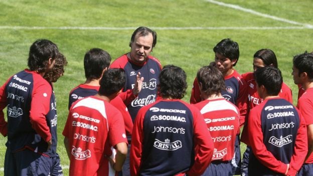 “Si Bielsa se quedaba, también ganábamos la Copa América…”: “Huaso” Isla le hace un queque al “Loco”