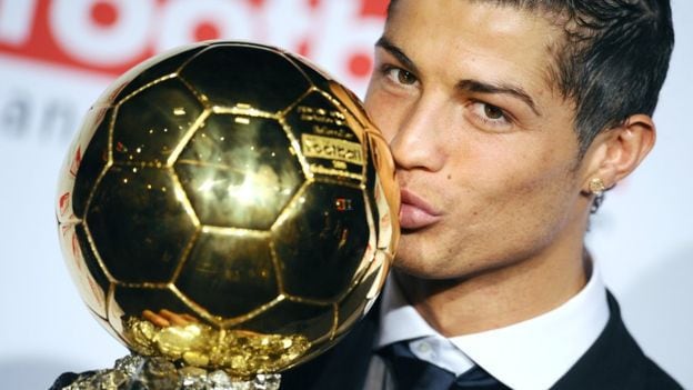 Por una noble causa: Cristiano Ronaldo “vendió” un Balón de Oro por multimillonaria suma al hombre más rico de Israel