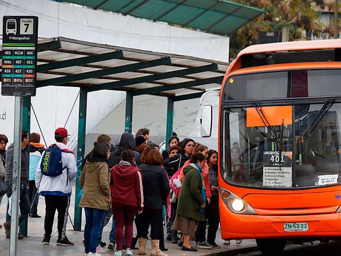 [Video] Conductora de Transantiago trabaja con su hija de un año por falta de sala de cuna