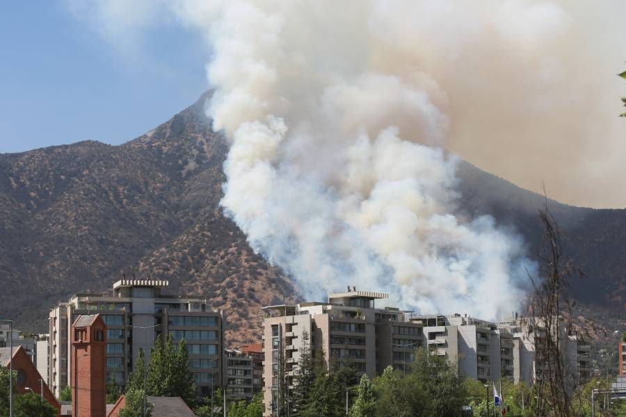 Declaran Alerta Roja ante incendio en ladera de cerro Manquehue