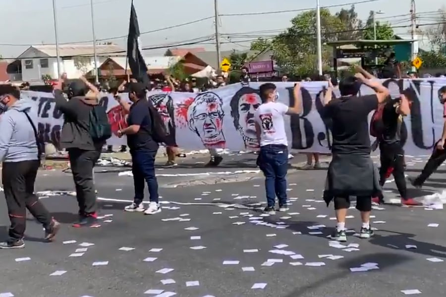 Hinchas de Colo Colo realizan masiva protesta afuera del Monumental