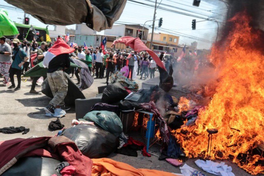 "Eso no se le hace a un ser humano": Migrante alza voz tras perder sus pertenencias por manifestación en Iquique