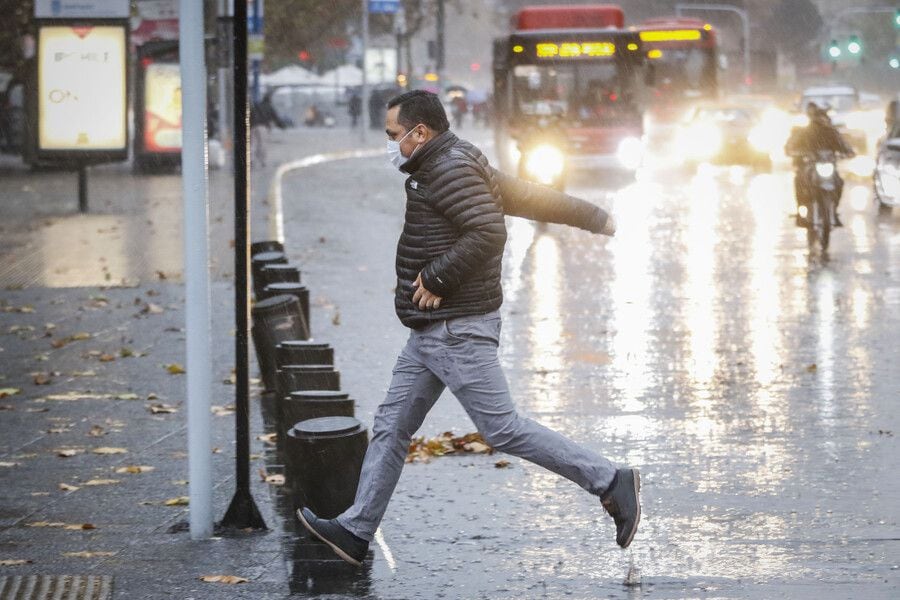 ¿Vuelve la lluvia en Santiago? Revisa el pronóstico para hoy y mañana en la capital