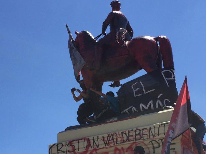 Manifestantes vuelven a pintar de rojo la estatua de general Baquedano