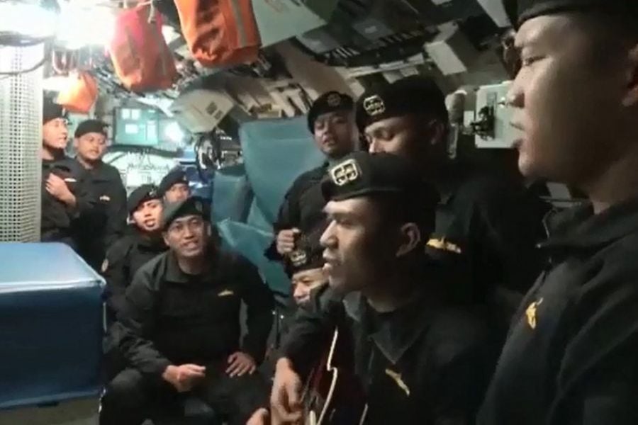 Cantos y guitarra: El último video que retrata a los marinos del submarino hundido en Indonesia