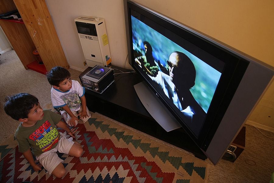 Familia viendo Televisor Plasma