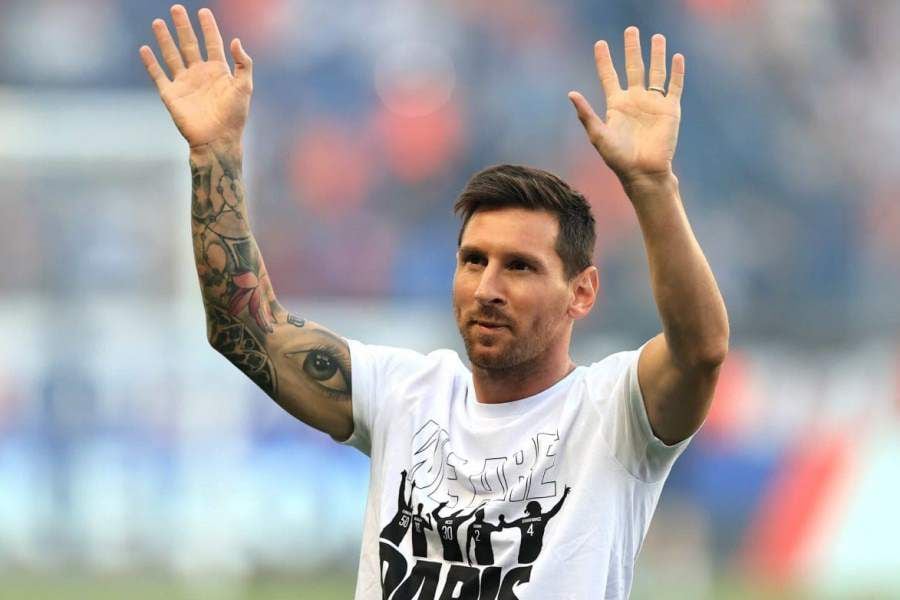 Con multitudinarios gritos y aplausos: Leo Messi fue presentado en el estadio del PSG