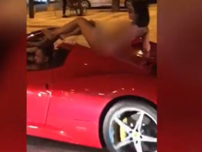 Policía emprende búsqueda de conductor que paseó con una mujer desnuda en su Ferrari