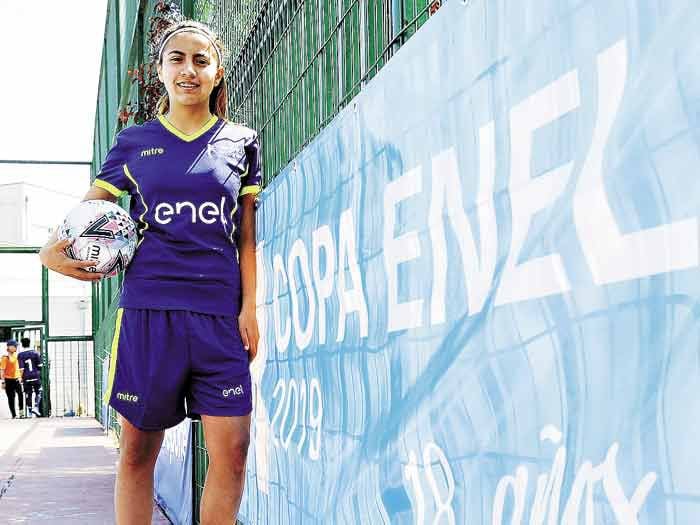 "Amigas por un sueño": chicas de Santiago se visten de favoritas en la Copa Enel