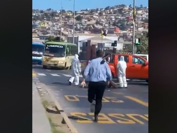 Graban detención ciudadana de estudiantes con overoles blancos