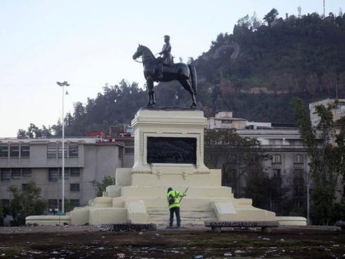 Bancada UDI rechaza traslado de monumento a Baquedano: "Es una medida inocua"