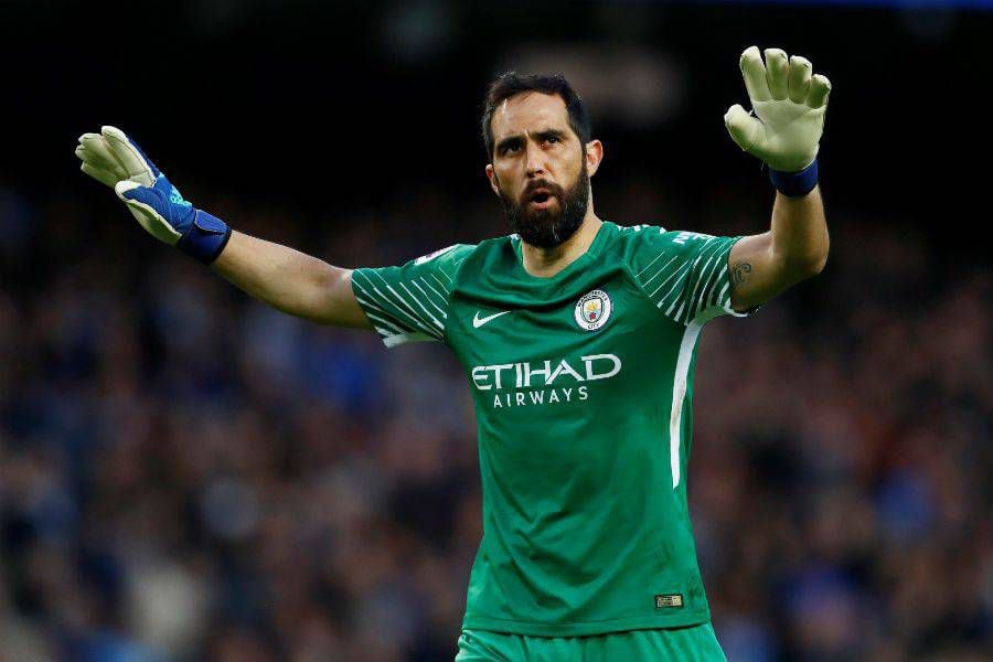 Claudio Bravo podrá terminar de jugar este año en el Manchester City