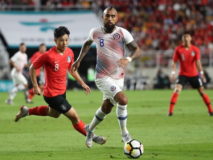 El amistoso saludo de Arturo Vidal al reemplazante de Claudio Bravo