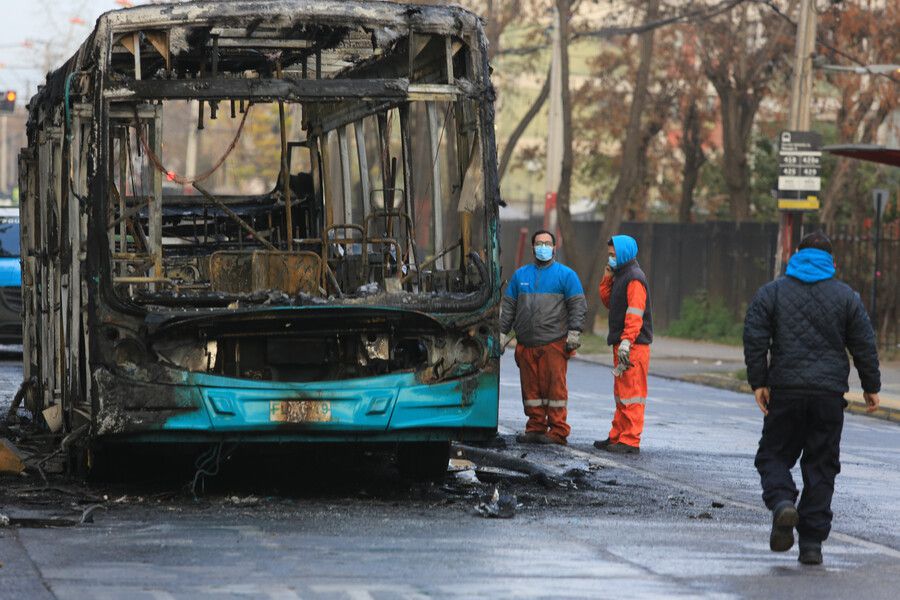 Sujetos quemaron bus del Transantiago en Peñalolén: no hubo heridos