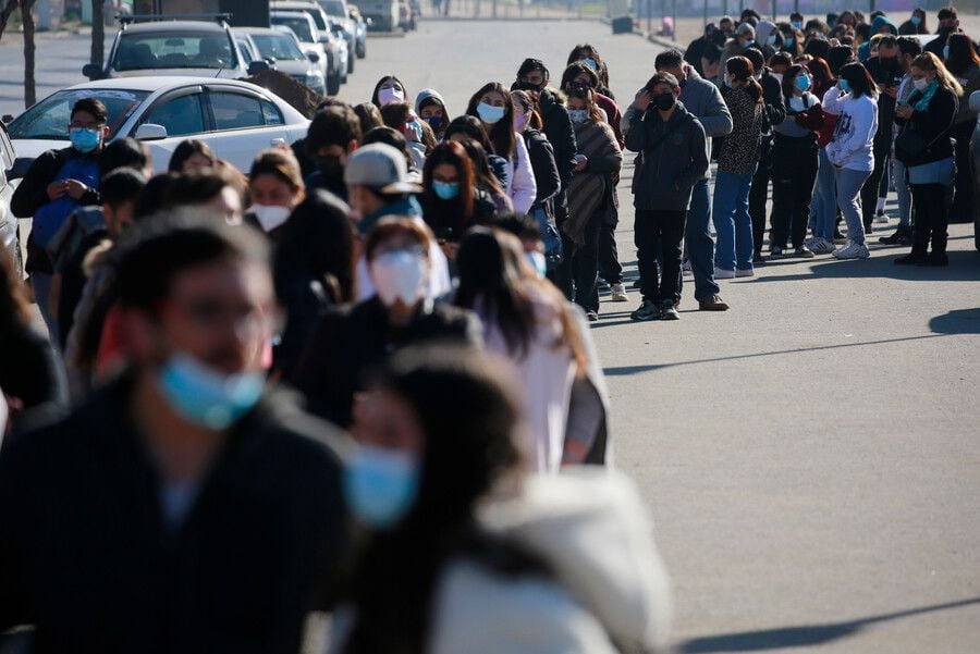 Largas filas en vacunatorios de la capital por dosis de refuerzo