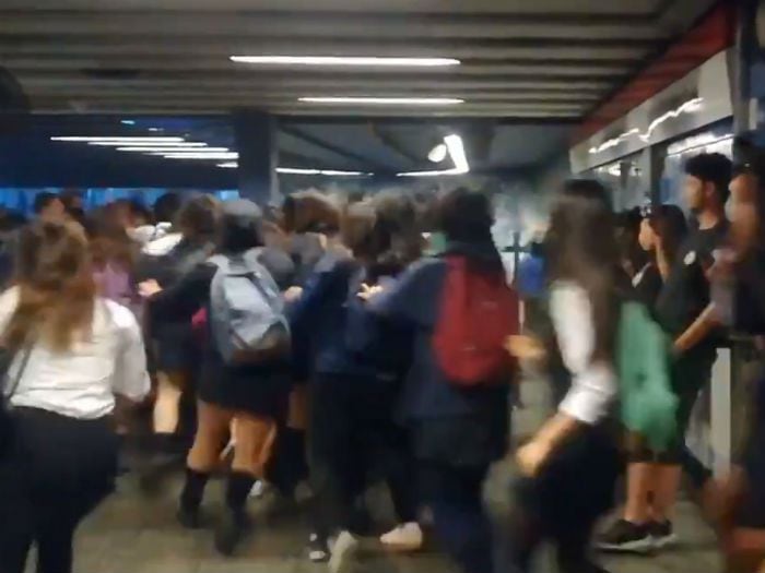 Nueva evasión masiva: Estudiantes derriban reja del metro Santa Lucia