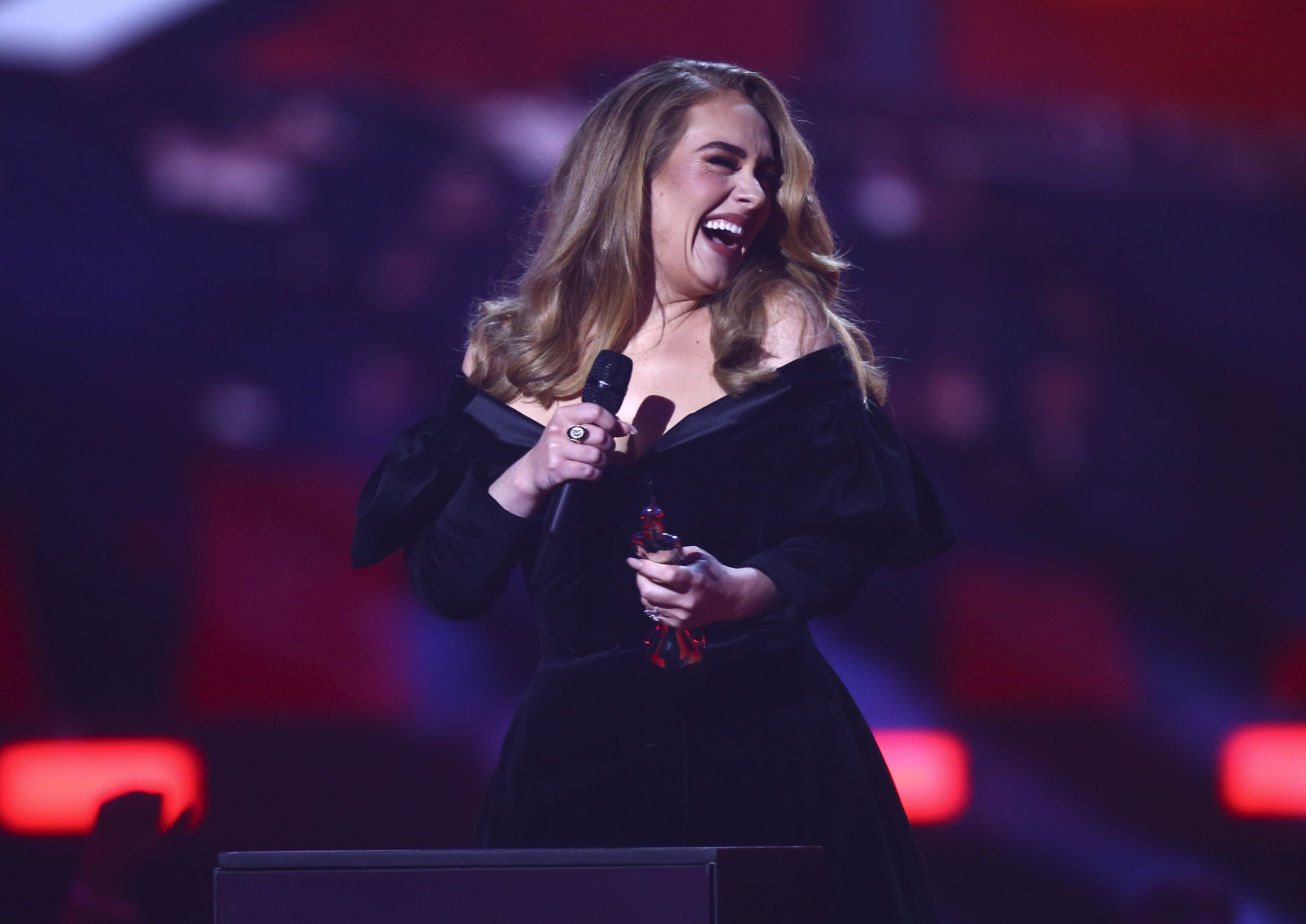 Adele sorprende con su apoyo a Shakira y arremete contra Piqué