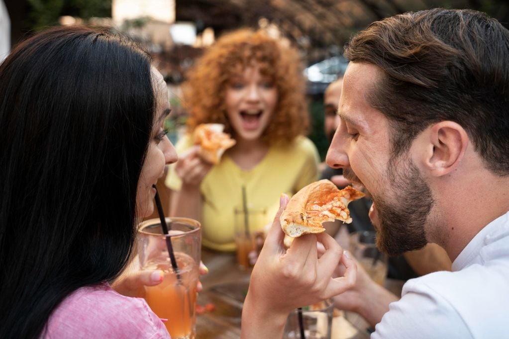 La pizza es una alternativa ideal para compartir con amigos.