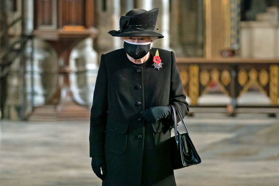 La reina Isabel II hace su primera aparición con mascarilla