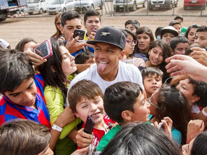 Alexis Sánchez les mandó huevitos a los "cabro chico" de Tocopilla