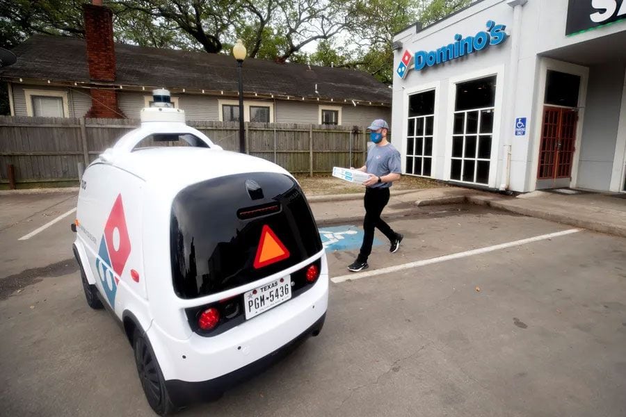 Domino's comenzó a enviar pizzas en su nuevo robot de delivery