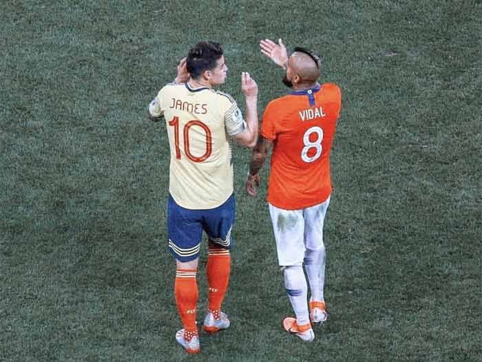 Arturo Vidal consoló a su amigo James tras eliminar a Colombia