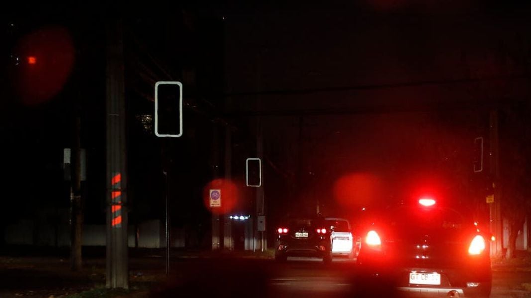 El sur a oscuras: reportan masivo corte de luz en regiones de La Araucanía, Los Ríos y Los Lagos