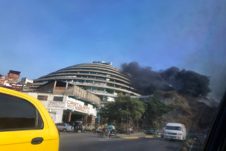 Incendio afecta la prisión El Helicoide de Venezuela