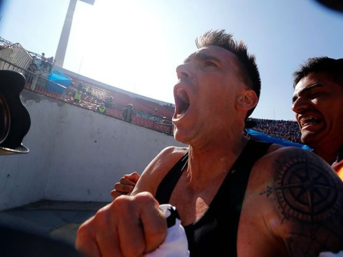 Pablo Mouche festinó con hincha de la "U" que lo troleó tras gol de Puerto Montt