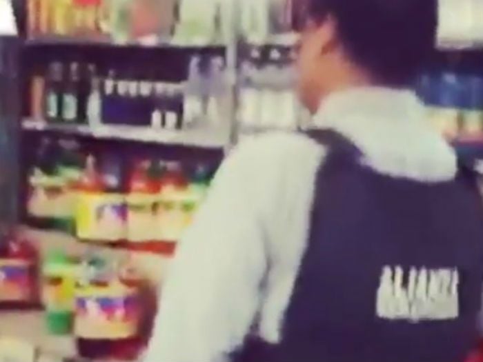 Guardia de supermercado discrimina a pareja de lesbianas: "¿Por qué se echan a perder?"