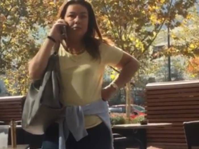 Repudio por clienta clasista que arrojó bebida a estudiante en un Starbucks: "Yo vivo acá, ustedes no viven acá"