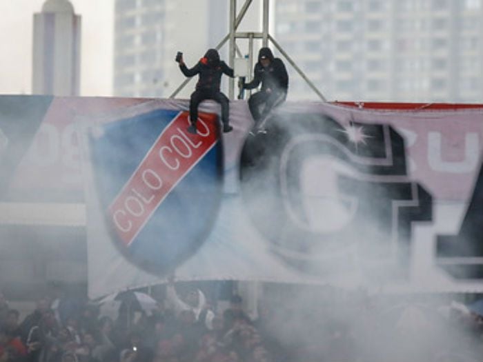 Hinchas de Colo Colo intentaron secuestrar bus del Transantiago