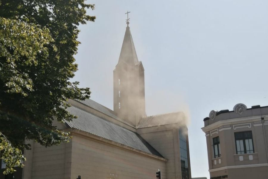 Incendio en techumbre afecta a la Catedral de Valdivia