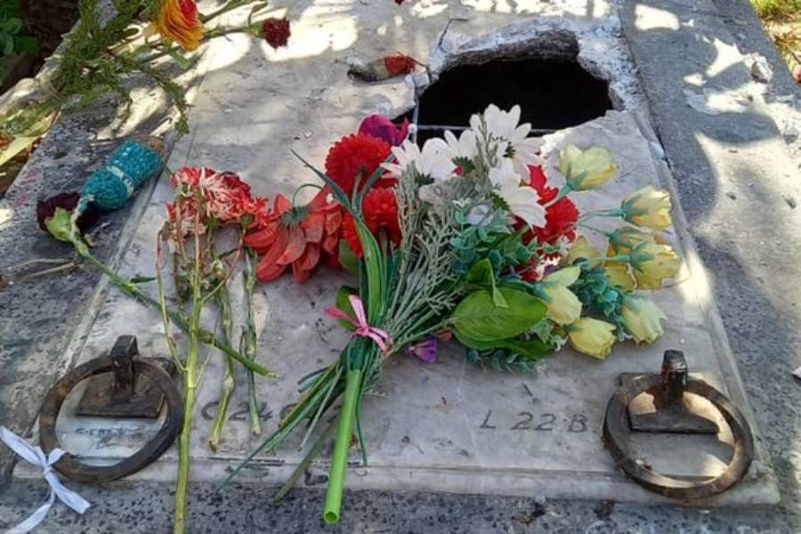 Desconocidos vandalizan tumba de Víctor Jara en el Cementerio General