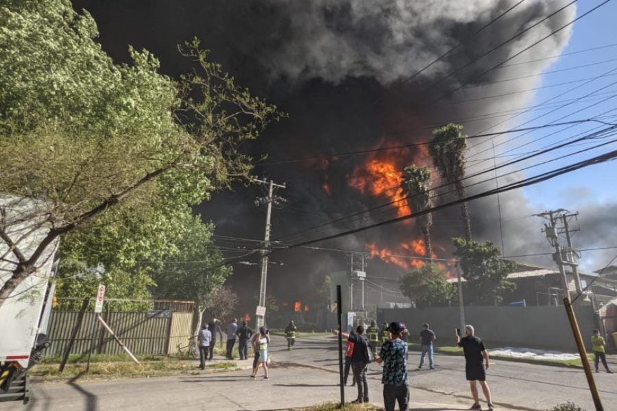 Confirman el fallecimiento de una persona tras incendio en bodegas de Macul