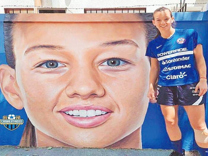 La "Tiane" Endler quedó loca con su mural en bar pelotero