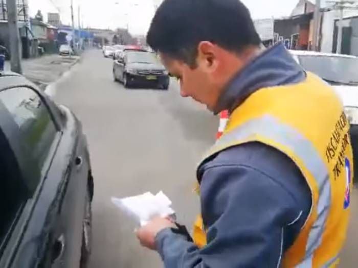 "Te estoy grabando, hue...": la violenta "funa" de colectivero a fiscalizador