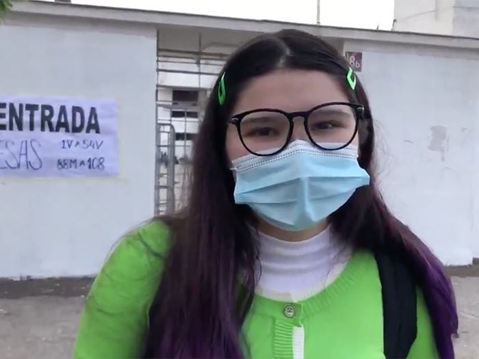 Adolescente se las ingenia para participar del Plebiscito: regala lápices azules